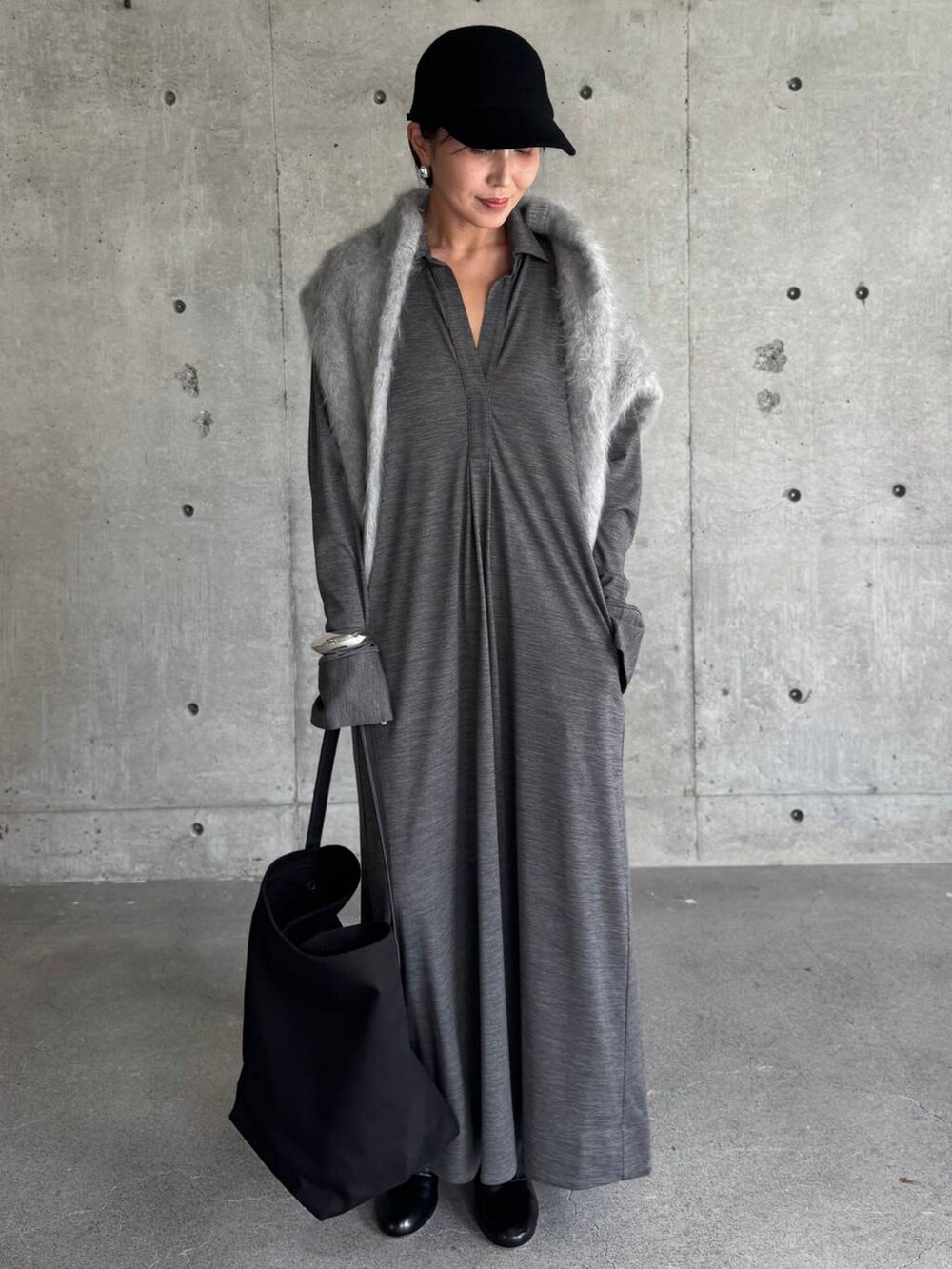 グレー系のワンピース、グレー系のニット/セーターを着用したレディースの秋コーディネートの2枚目の写真
