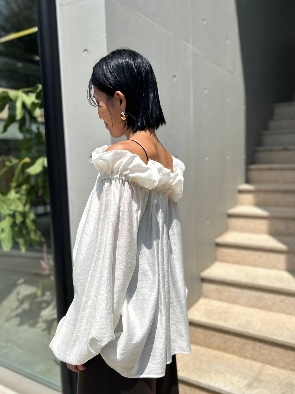 ブラウン系のその他パンツを着用したレディースの秋コーディネートの6枚目の写真