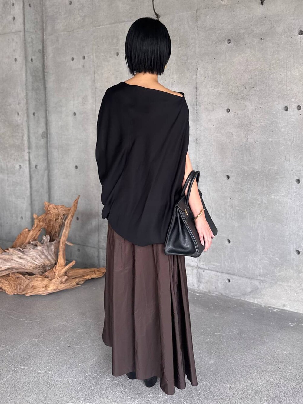 ブラウン系のスカート、ブラウン系のTシャツ/カットソーを着用したレディースの夏コーディネートの3枚目の写真