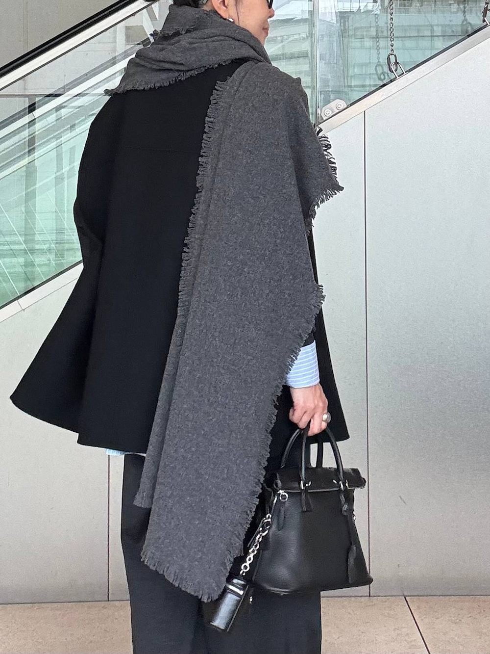 グレー系のその他パンツ、グレー系のTシャツ/カットソー、ブルー系のシャツ/ブラウスを着用したレディースの秋コーディネートの7枚目の写真