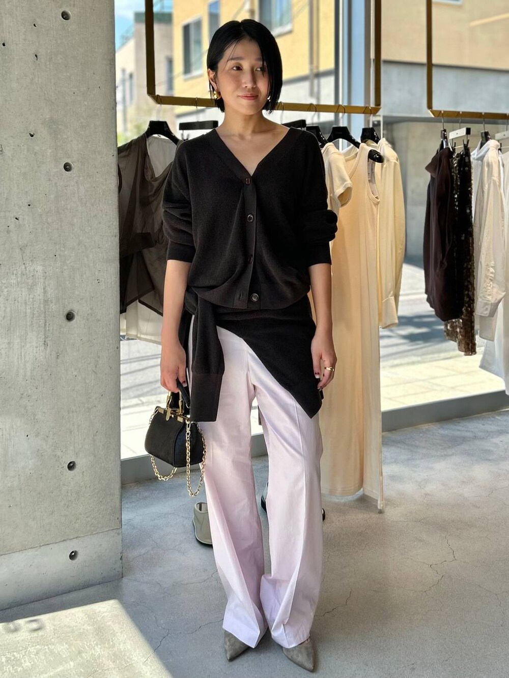 ピンク系のその他パンツ、ブラウン系のニット/セーター、ブラウン系のカーディガン/ボレロを着用したレディースの夏コーディネートの2枚目の写真