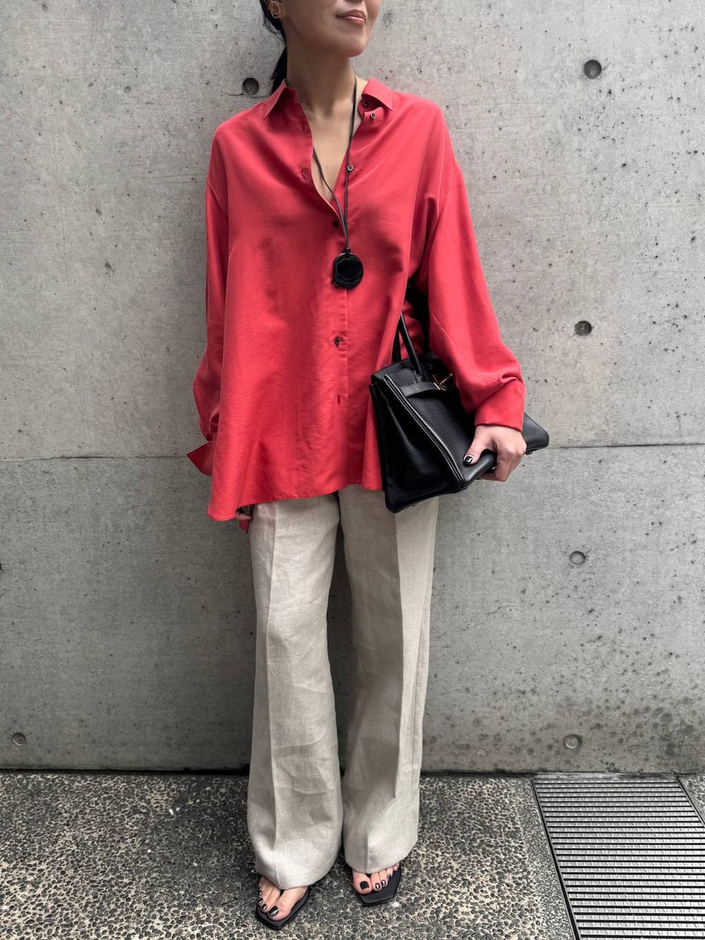レッド系のシャツ/ブラウス、ホワイト系のスラックスを着用したレディースの春コーディネートの5枚目の写真