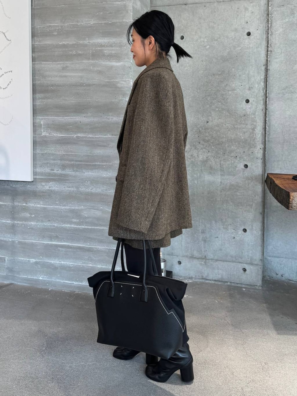 ブルー系のニット/セーター、ブルー系のニット/セーター、ブラウン系のテーラードジャケットを着用したレディースの秋コーディネートの3枚目の写真