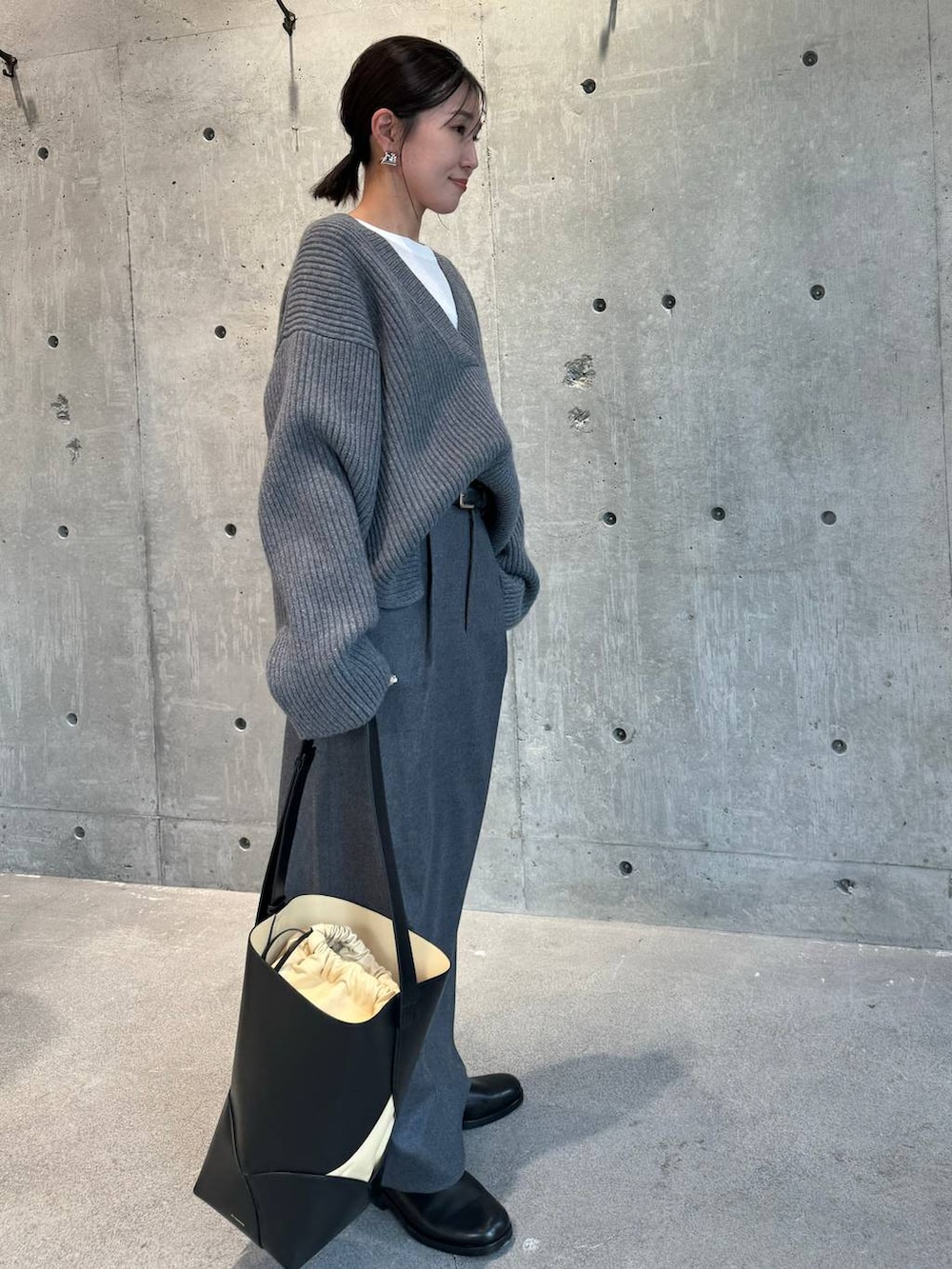 ホワイト系のTシャツ/カットソー、ブラック系のブーツ、ブラック系のその他アウターを着用したレディースの秋コーディネートの3枚目の写真