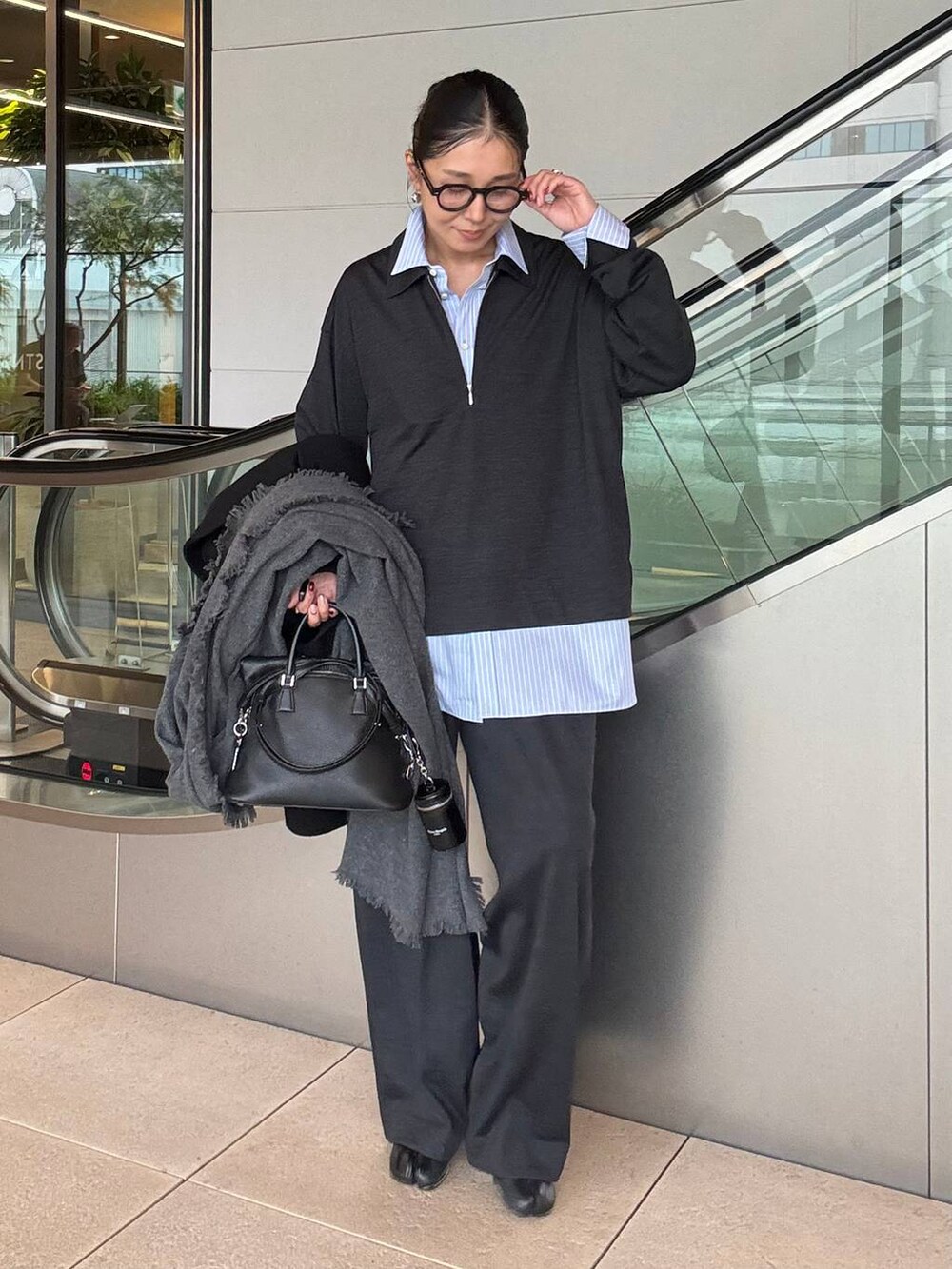 グレー系のその他パンツ、グレー系のTシャツ/カットソー、ブルー系のシャツ/ブラウスを着用したレディースの秋コーディネートの5枚目の写真