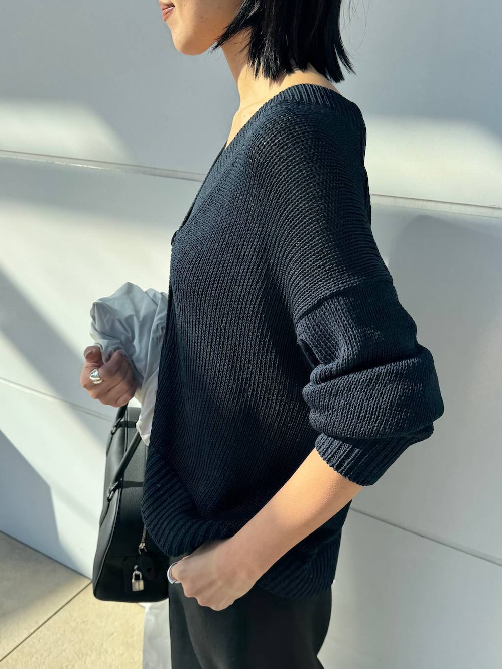 グレー系のナイロンジャケット、ブルー系のカーディガン/ボレロを着用したレディースの冬コーディネートの5枚目の写真