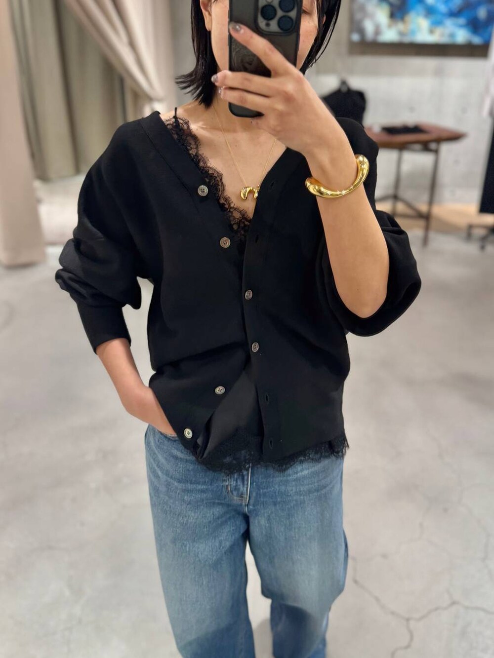 ブルー系のデニムパンツ、ブラック系のカーディガン/ボレロを着用したレディースの冬コーディネートの9枚目の写真