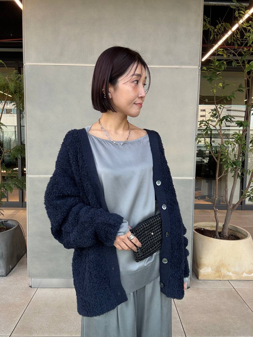 グレー系のその他パンツ、ブルー系のカーディガン/ボレロ、グレー系のノーカラーコートを着用したレディースの冬コーディネートの7枚目の写真