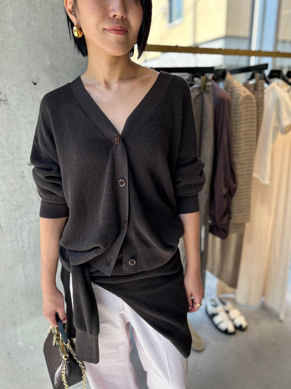 ピンク系のその他パンツ、ブラウン系のニット/セーター、ブラウン系のカーディガン/ボレロを着用したレディースの夏コーディネートの6枚目の写真