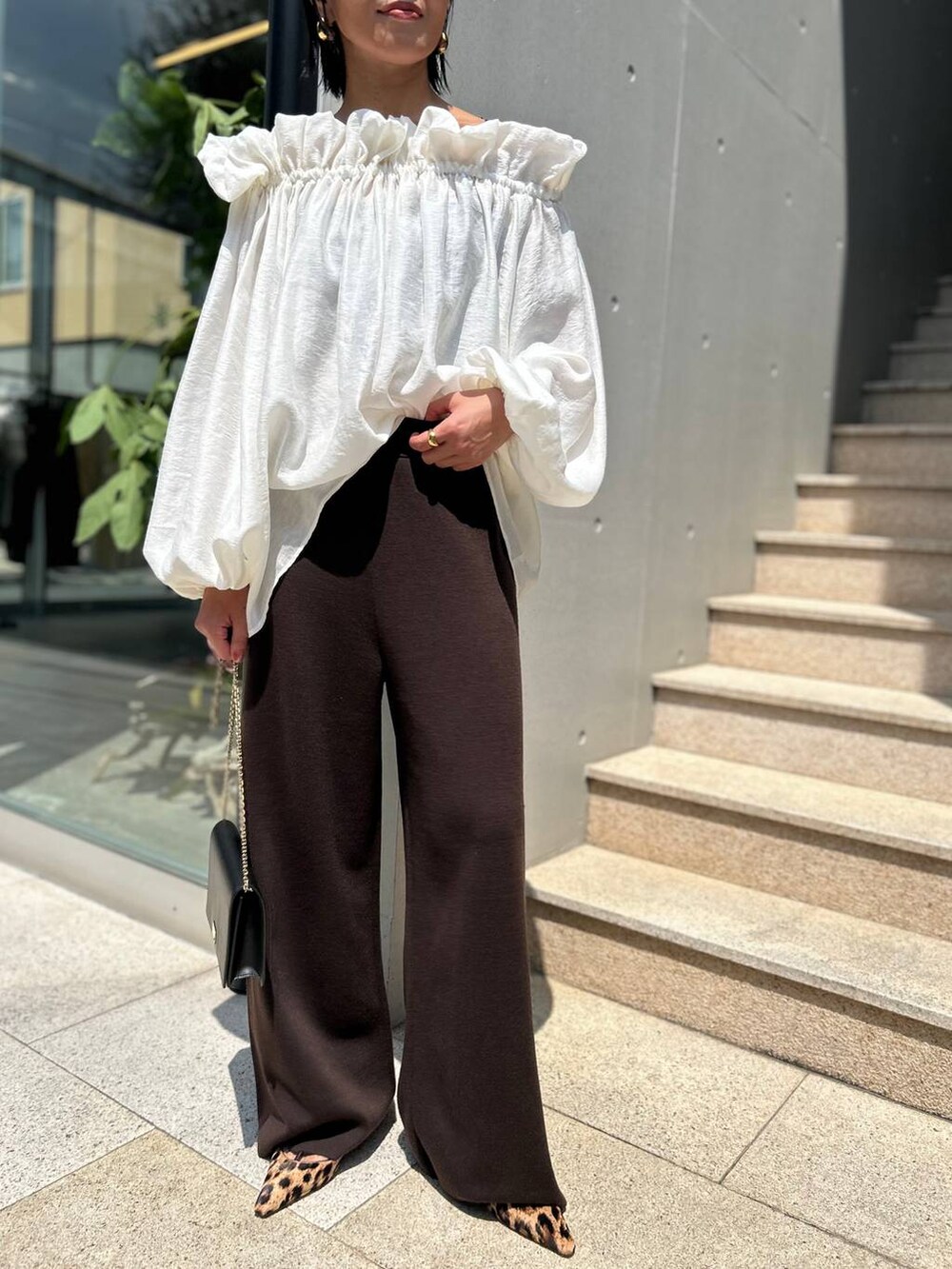 ブラウン系のその他パンツを着用したレディースの秋コーディネートの9枚目の写真