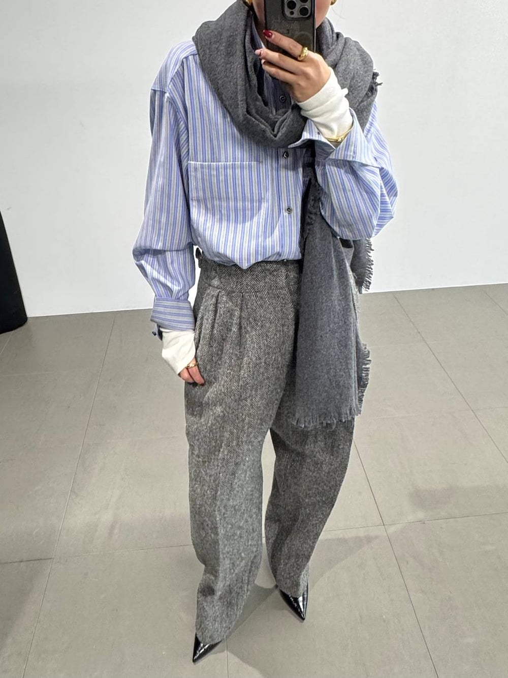 グレー系のその他パンツ、グレー系のテーラードジャケット、グレー系のマフラーを着用したレディースの秋コーディネートの8枚目の写真