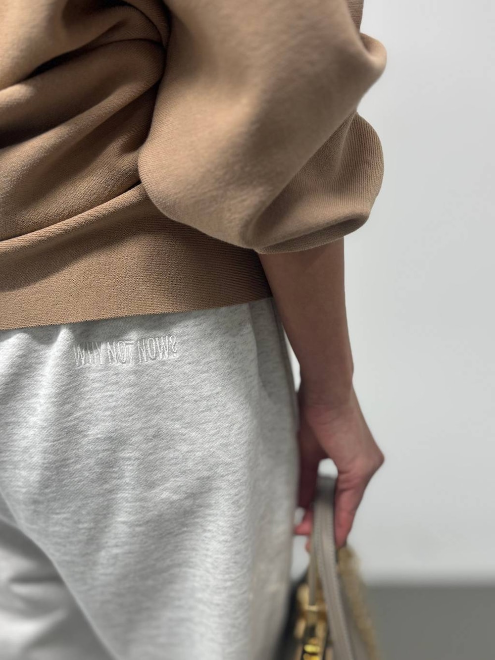 グレー系のスウェットパンツ、ブラウン系のカーディガン/ボレロを着用したレディースの冬コーディネートの7枚目の写真