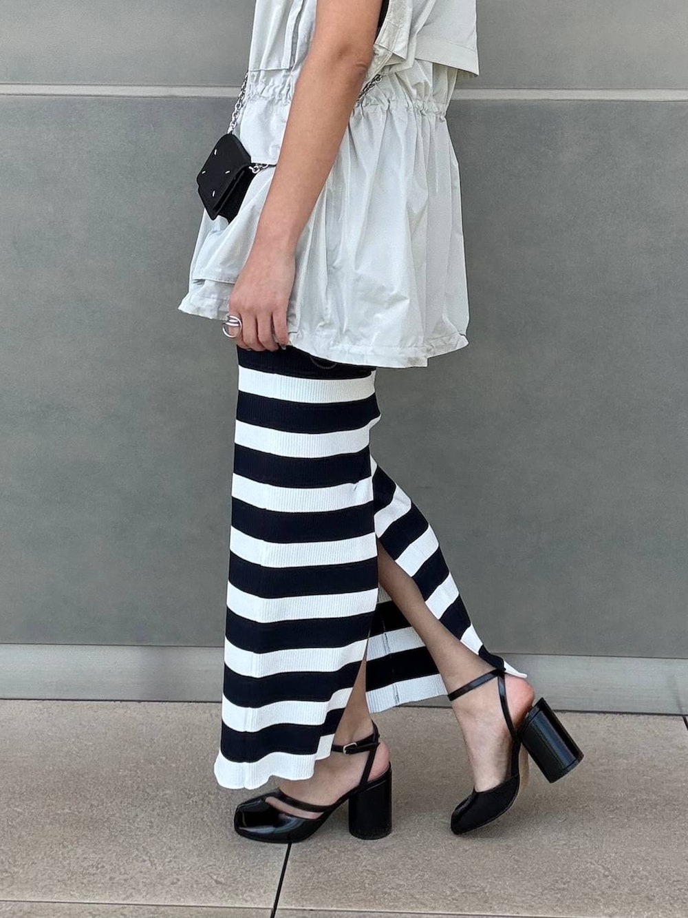 その他のタンクトップ、その他のスカート、グレー系のベストを着用したレディースの春コーディネートの5枚目の写真