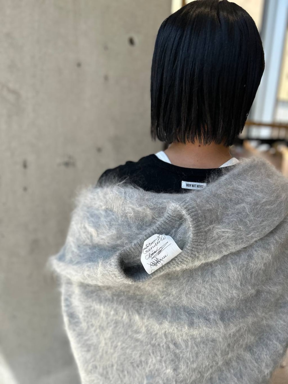 ブルー系のその他パンツ、ブラック系のTシャツ/カットソー、ホワイト系のTシャツ/カットソーを着用したレディースの夏コーディネートの5枚目の写真