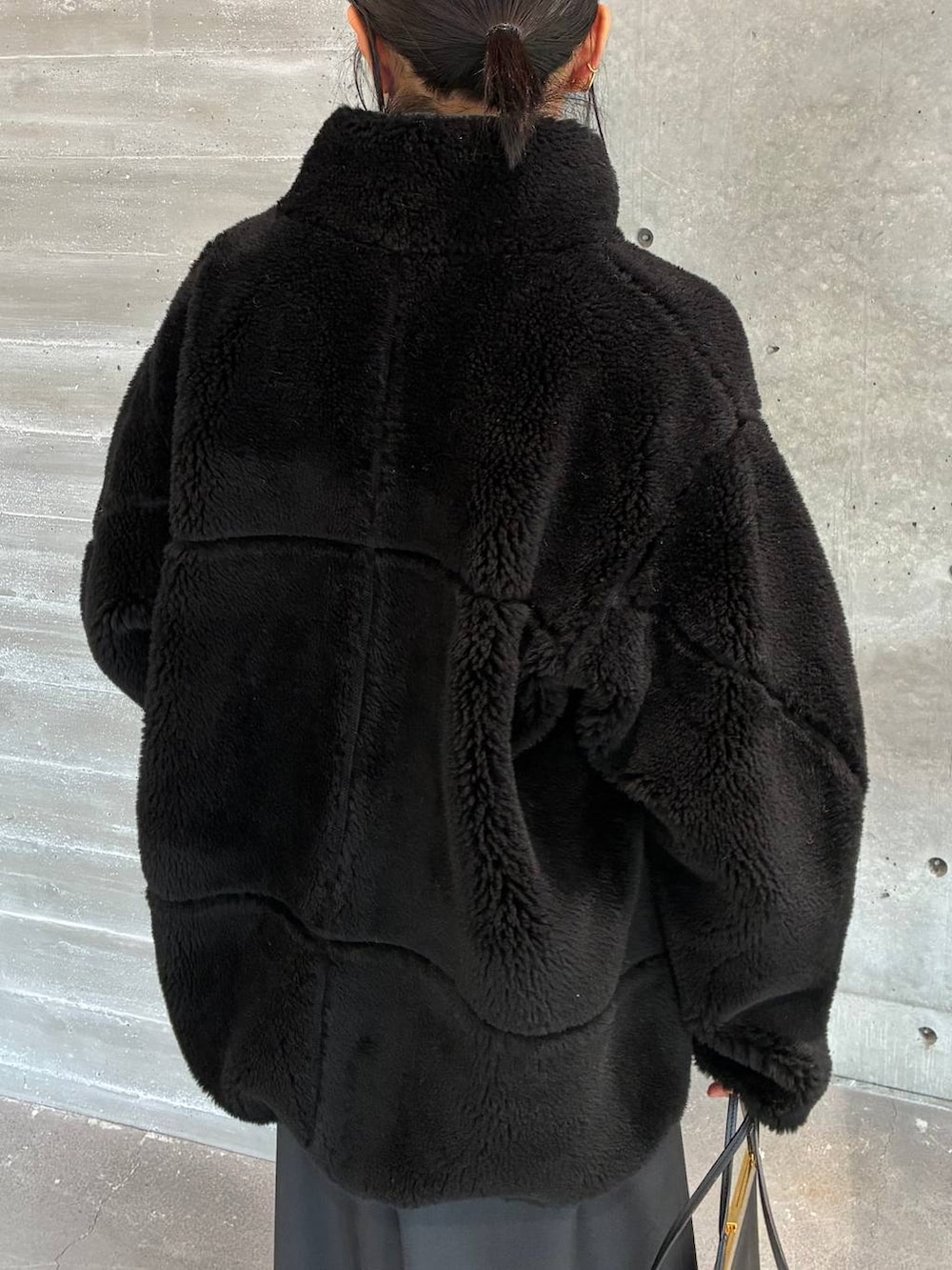 ブルー系のニット/セーター、ブラック系のベルトを着用したレディースの秋コーディネートの9枚目の写真