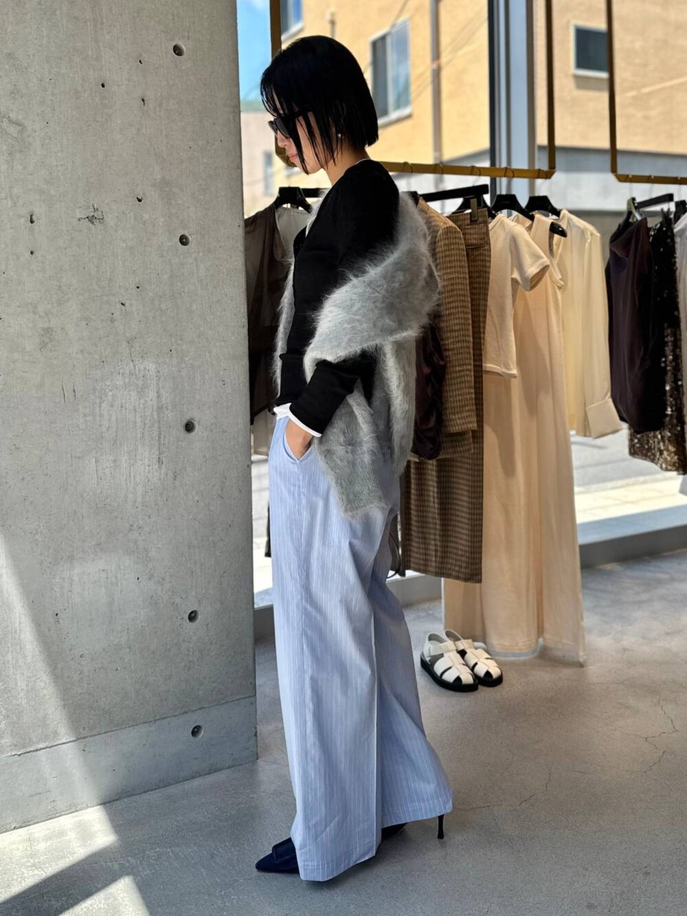 ブルー系のその他パンツ、ブラック系のTシャツ/カットソー、ホワイト系のTシャツ/カットソーを着用したレディースの夏コーディネートの2枚目の写真