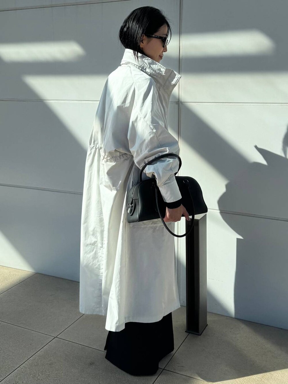 グレー系のナイロンジャケット、ブルー系のカーディガン/ボレロを着用したレディースの冬コーディネートの3枚目の写真