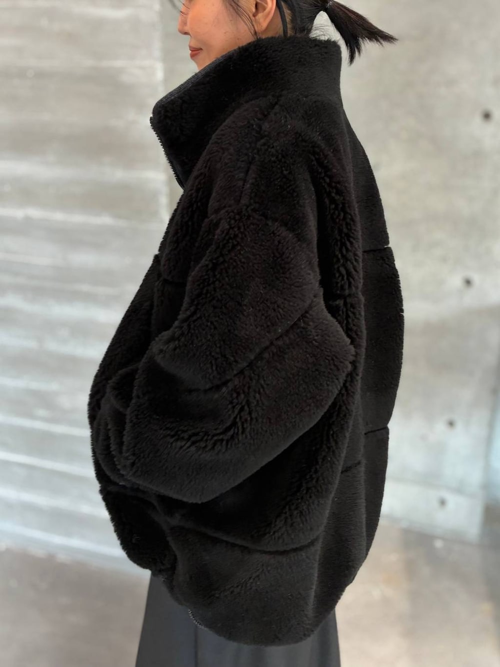 ブルー系のニット/セーター、ブラック系のベルトを着用したレディースの秋コーディネートの8枚目の写真