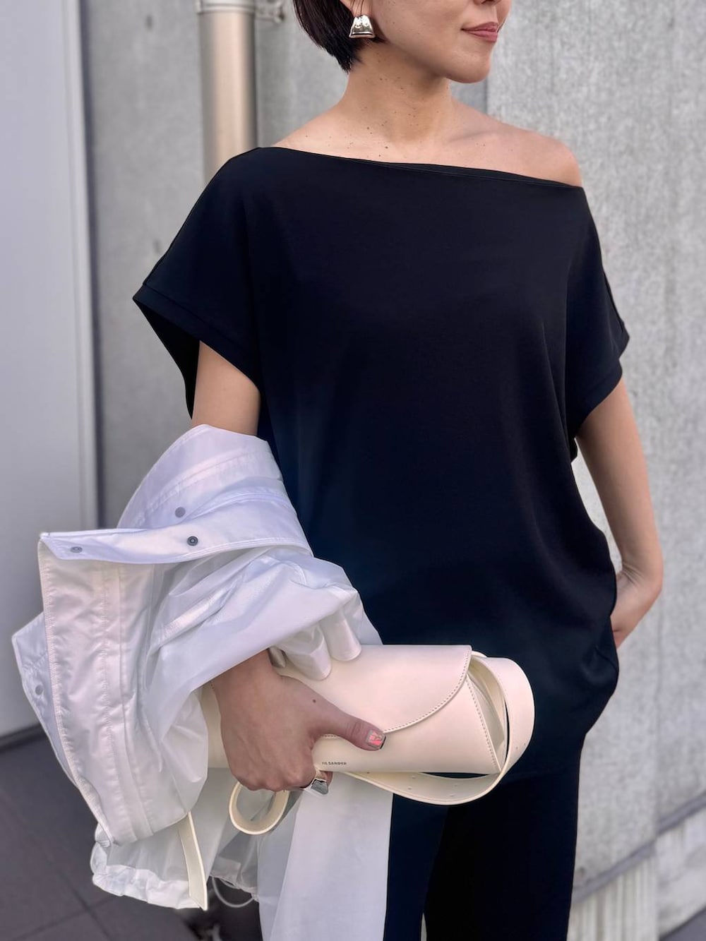 ホワイト系のブルゾン、ブラック系のその他パンツ、ブラック系のシャツ/ブラウスを着用したレディースの夏コーディネートの6枚目の写真