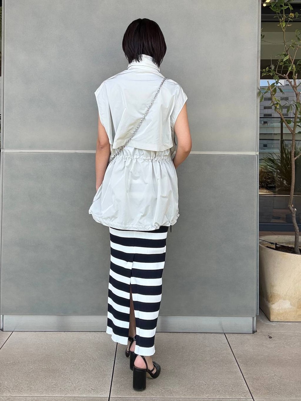 その他のタンクトップ、その他のスカート、グレー系のベストを着用したレディースの春コーディネートの3枚目の写真