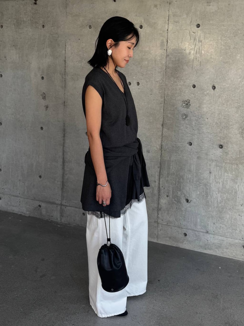 ホワイト系のデニムパンツを着用したレディースの冬コーディネートの2枚目の写真