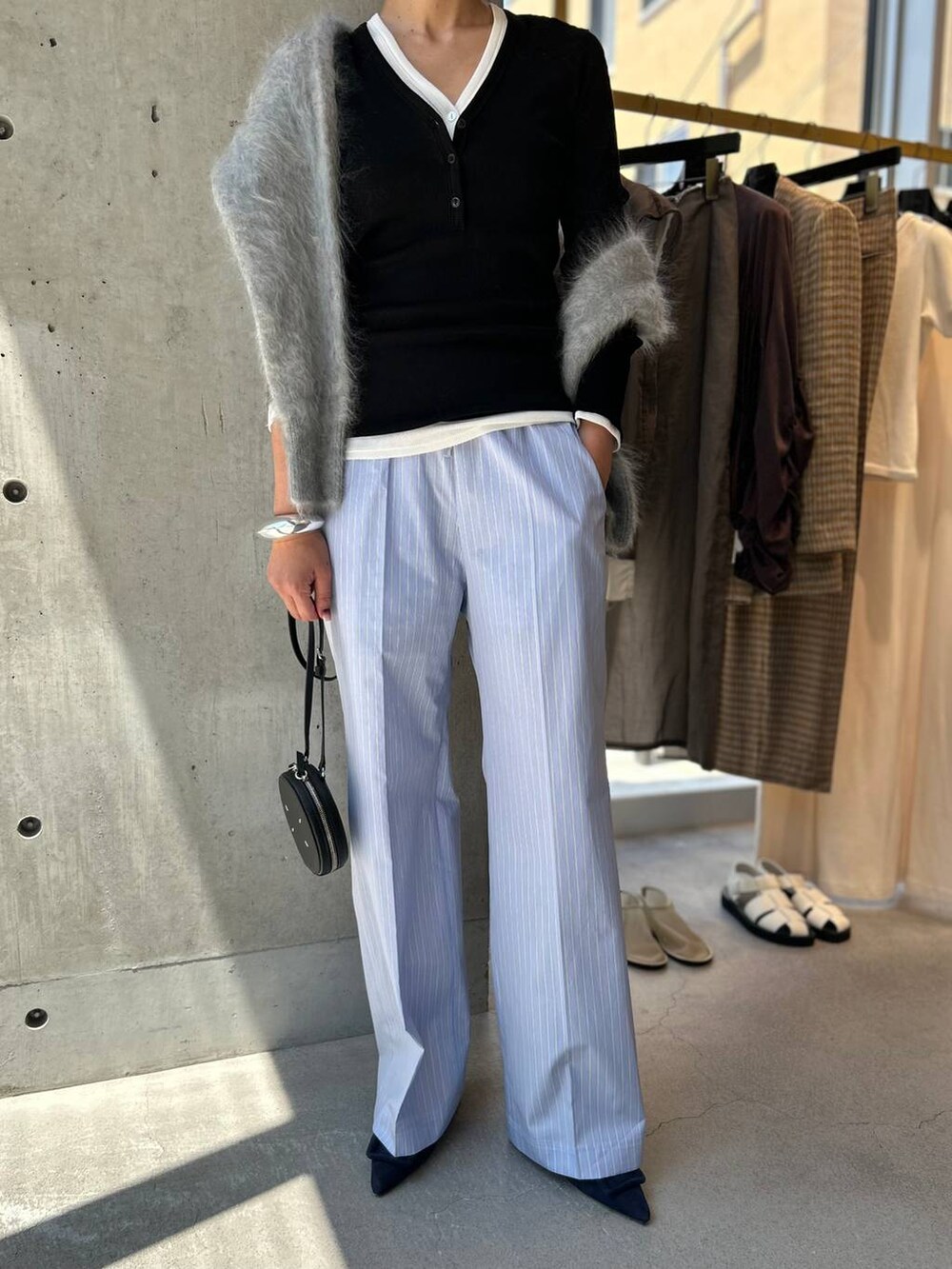 ブルー系のその他パンツ、ブラック系のTシャツ/カットソー、ホワイト系のTシャツ/カットソーを着用したレディースの夏コーディネートの6枚目の写真