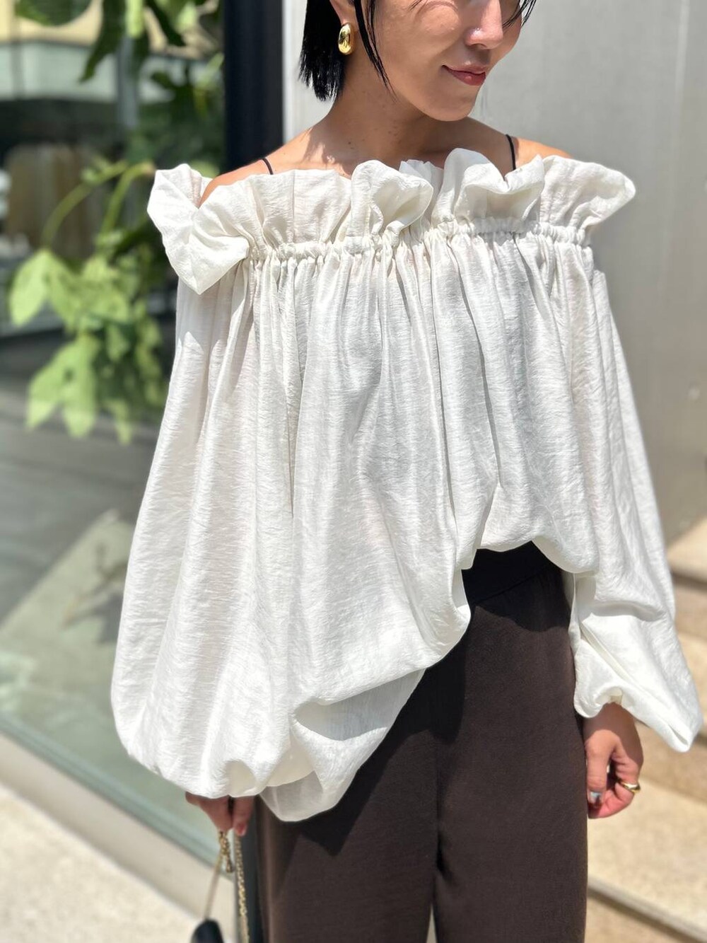 ブラウン系のその他パンツを着用したレディースの秋コーディネートの5枚目の写真