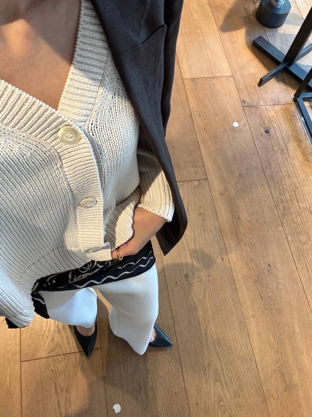 ベージュ系のその他パンツ、ブラウン系のテーラードジャケット、ベージュ系のカーディガン/ボレロを着用したレディースの冬コーディネートの8枚目の写真