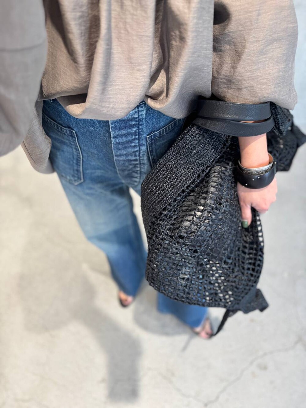 ブラウン系のシャツ/ブラウス、ブルー系のデニムパンツを着用したレディースの春コーディネートの9枚目の写真