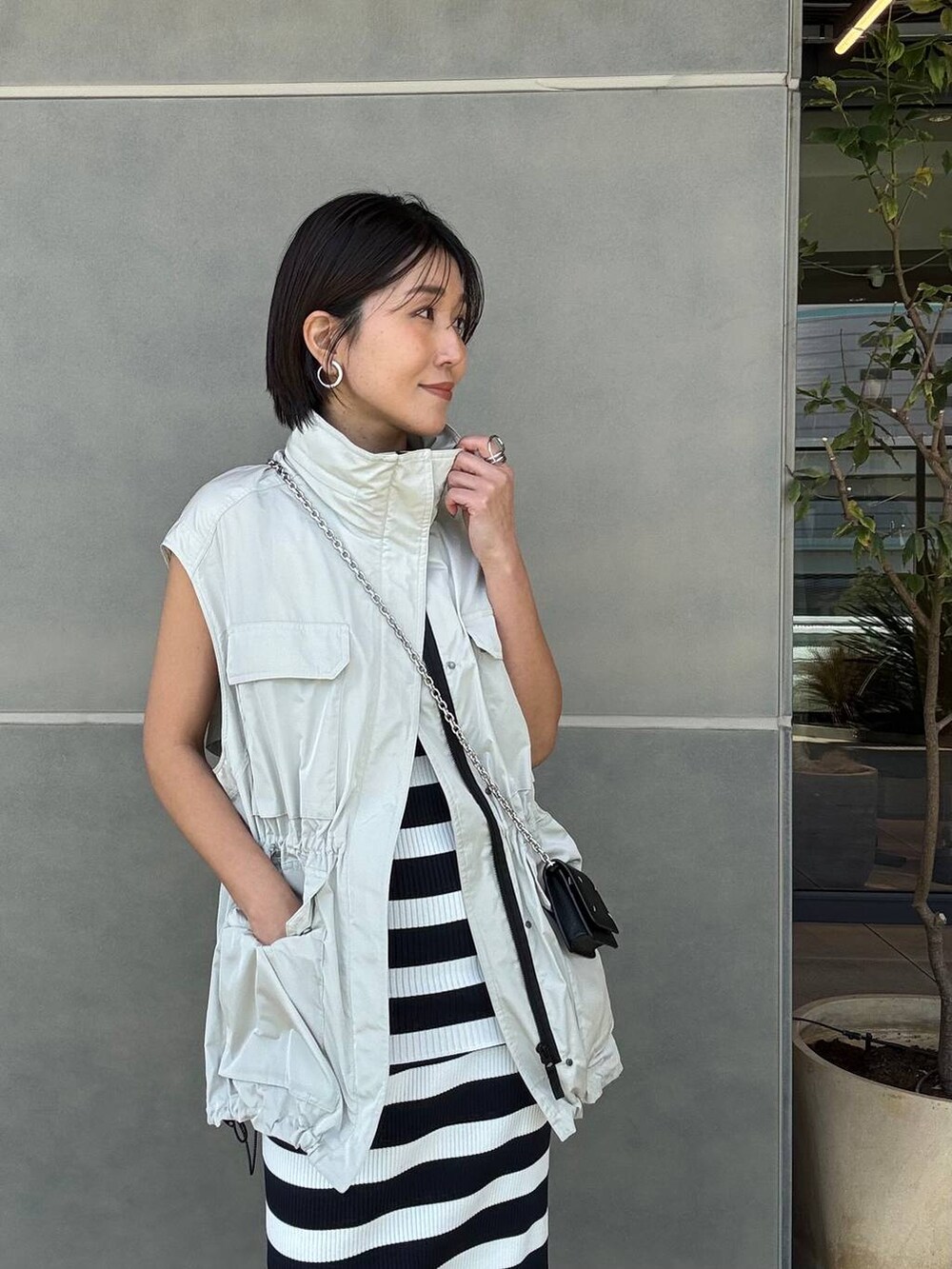 その他のタンクトップ、その他のスカート、グレー系のベストを着用したレディースの春コーディネートの4枚目の写真