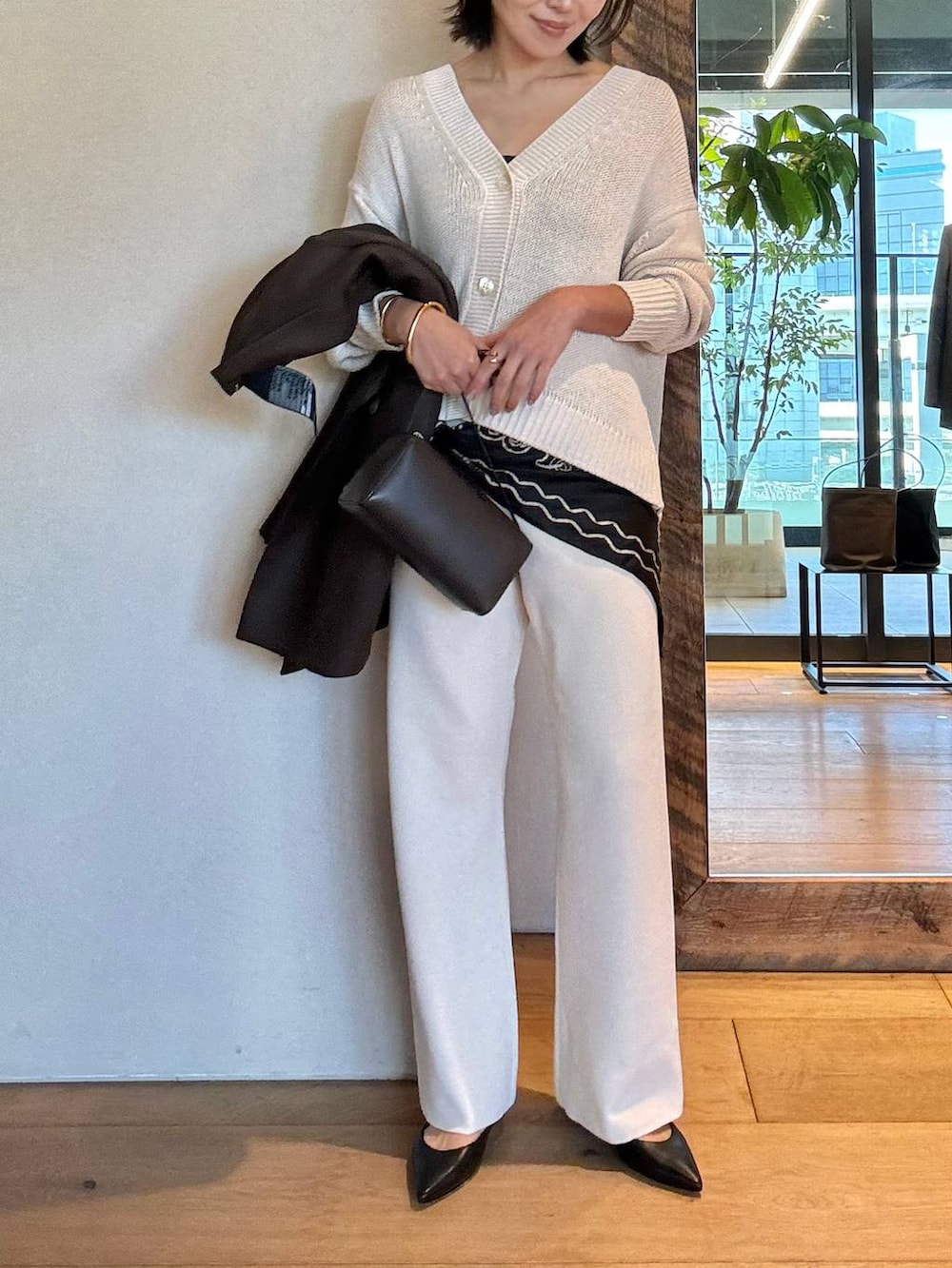 ベージュ系のその他パンツ、ブラウン系のテーラードジャケット、ベージュ系のカーディガン/ボレロを着用したレディースの冬コーディネートの6枚目の写真