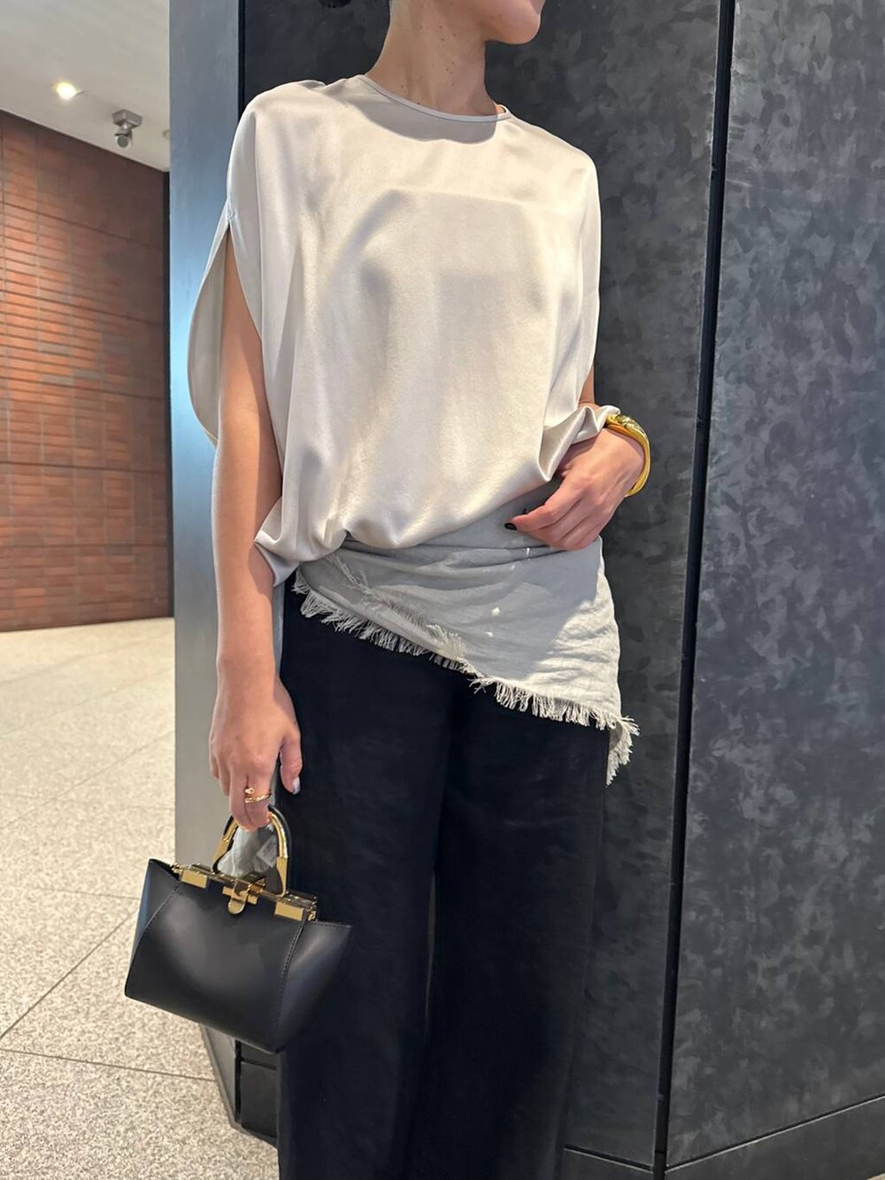 グレー系のシャツ/ブラウス、グレー系のストール/ショールを着用したレディースの夏コーディネートの5枚目の写真