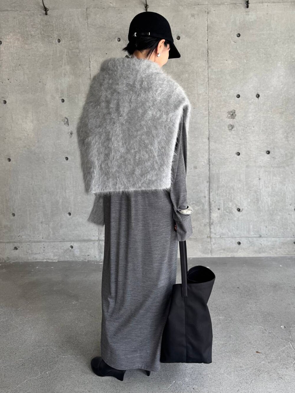 グレー系のワンピース、グレー系のニット/セーターを着用したレディースの秋コーディネートの5枚目の写真