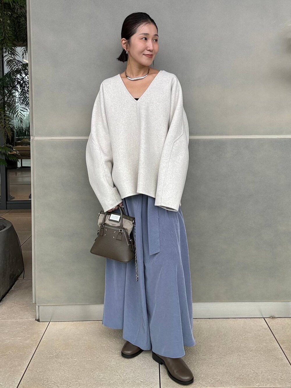 ホワイト系のその他トップス、ブルー系のスカートを着用したレディースの秋コーディネートの2枚目の写真