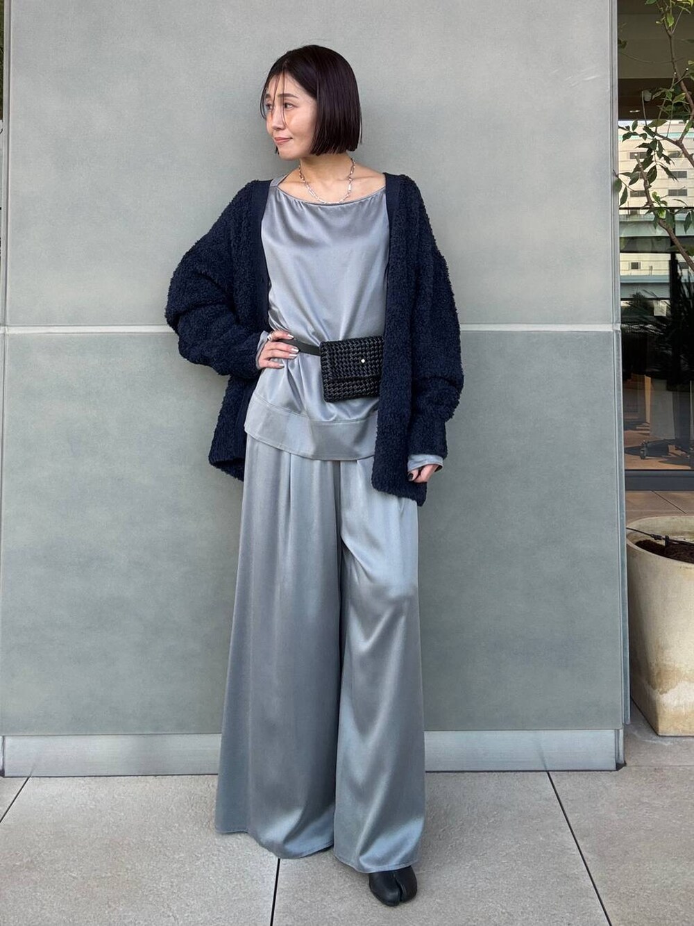 グレー系のその他パンツ、ブルー系のカーディガン/ボレロ、グレー系のノーカラーコートを着用したレディースの冬コーディネートの3枚目の写真