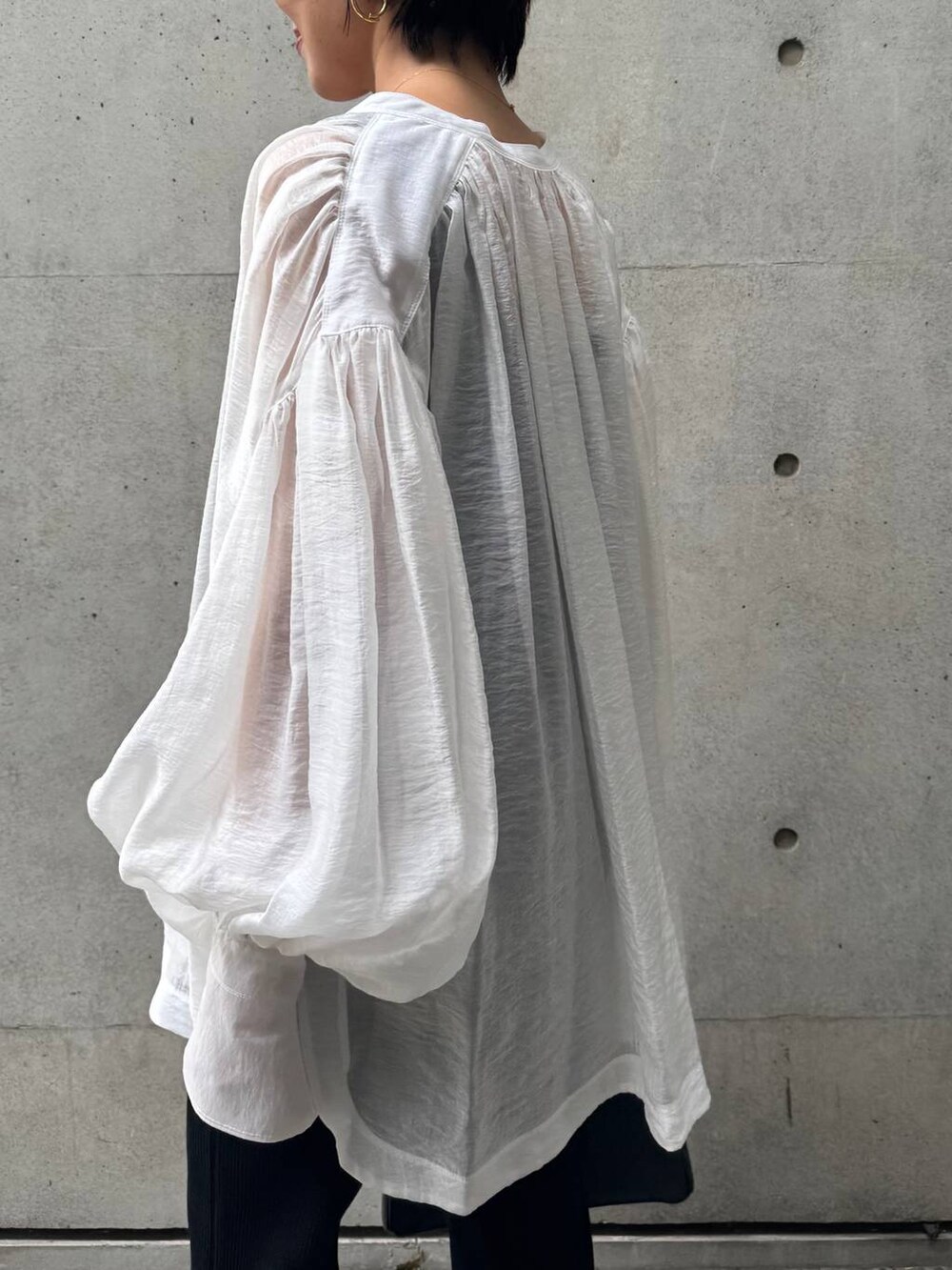 ブラック系のタンクトップ、ホワイト系のシャツ/ブラウス、ブラック系のその他パンツを着用したレディースの春コーディネートの8枚目の写真