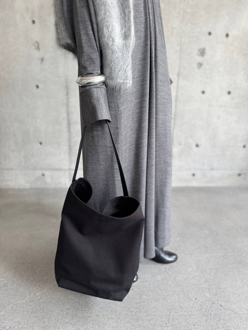 グレー系のワンピース、グレー系のニット/セーターを着用したレディースの秋コーディネートの8枚目の写真