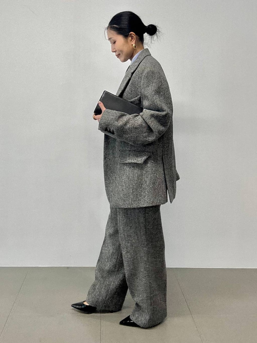 グレー系のその他パンツ、グレー系のテーラードジャケット、グレー系のマフラーを着用したレディースの秋コーディネートの2枚目の写真