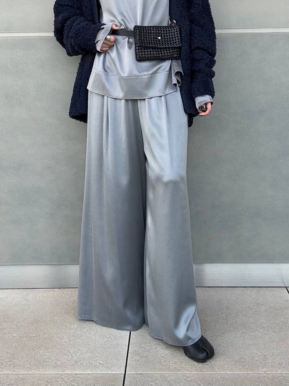 グレー系のその他パンツ、ブルー系のカーディガン/ボレロ、グレー系のノーカラーコートを着用したレディースの冬コーディネートの8枚目の写真