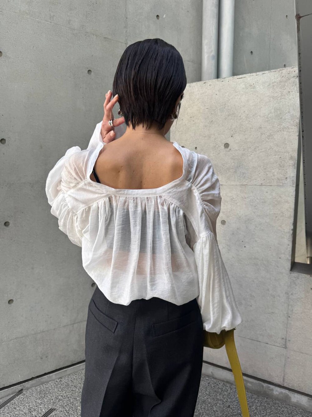「モード、ヘルシー、カジュアル」｜「ChaosのChaos(カオス)/ダスティーオロゴンパンツ（スラックス、グレー系）」を使った、hirocoさん（レディース・162cm）の春コーディネートの6枚目の写真