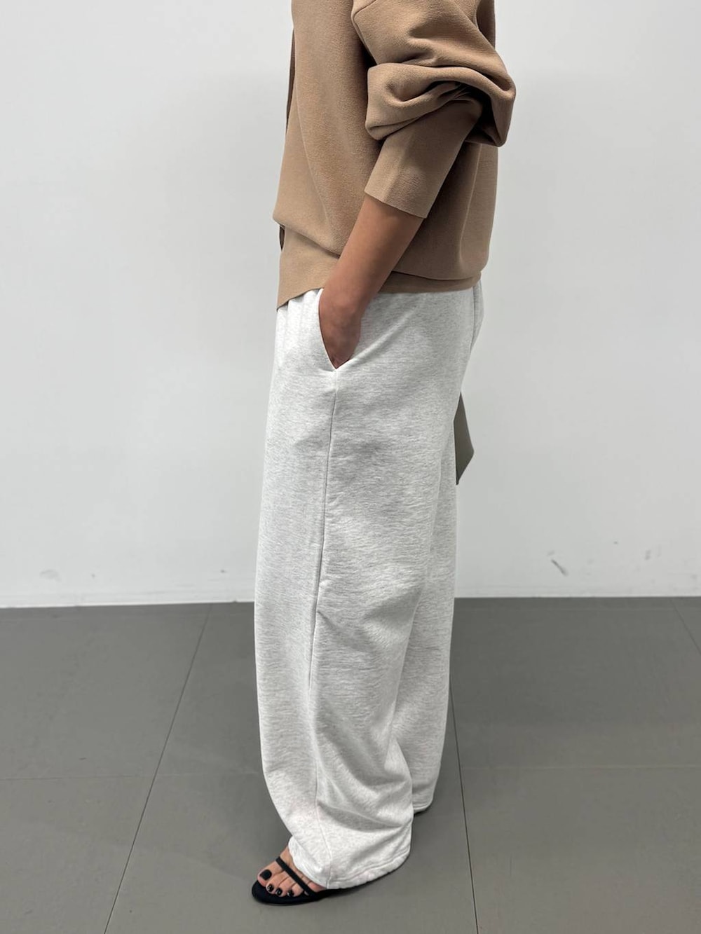 グレー系のスウェットパンツ、ブラウン系のカーディガン/ボレロを着用したレディースの冬コーディネートの6枚目の写真