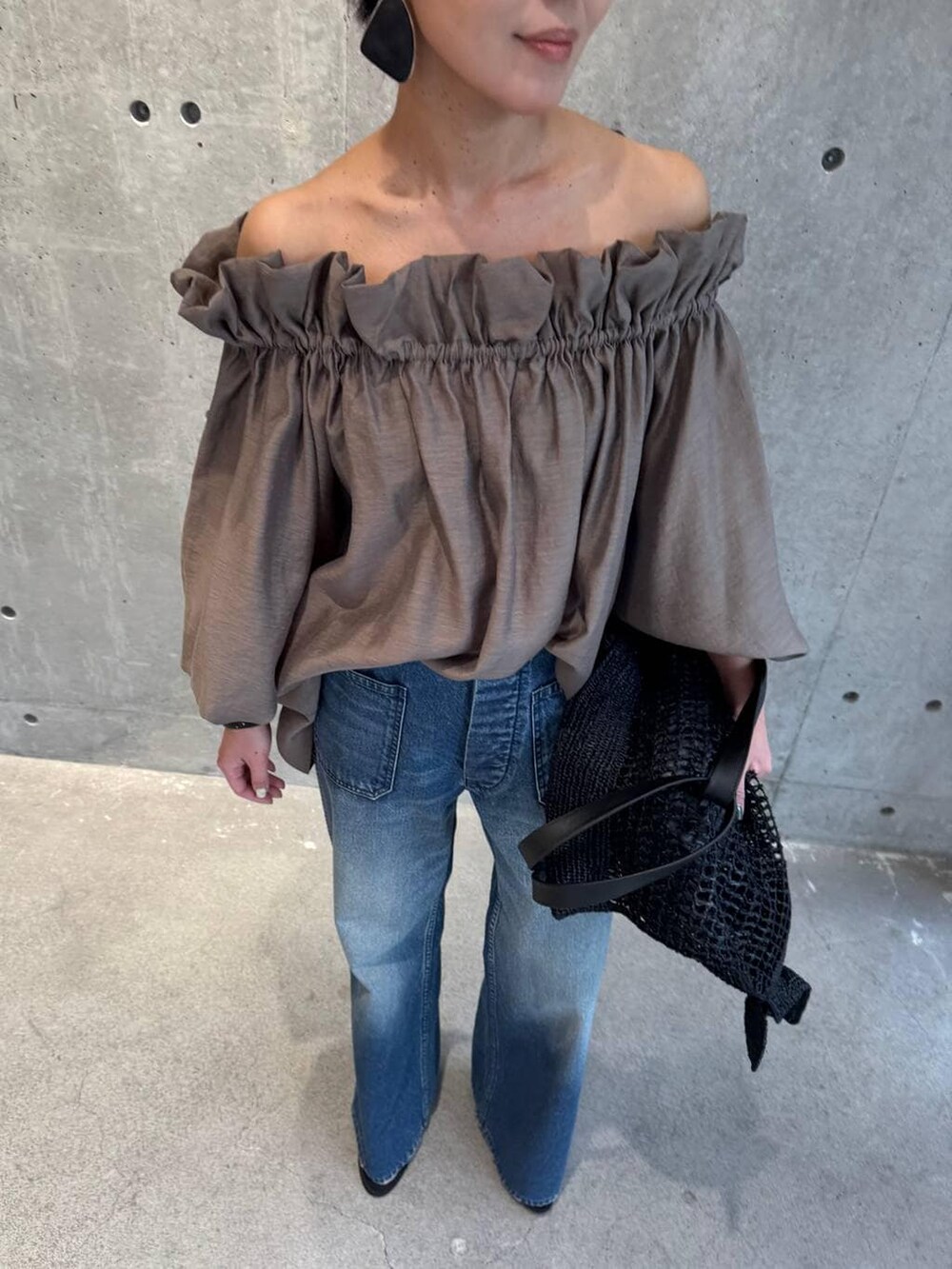 ブラウン系のシャツ/ブラウス、ブルー系のデニムパンツを着用したレディースの春コーディネートの8枚目の写真