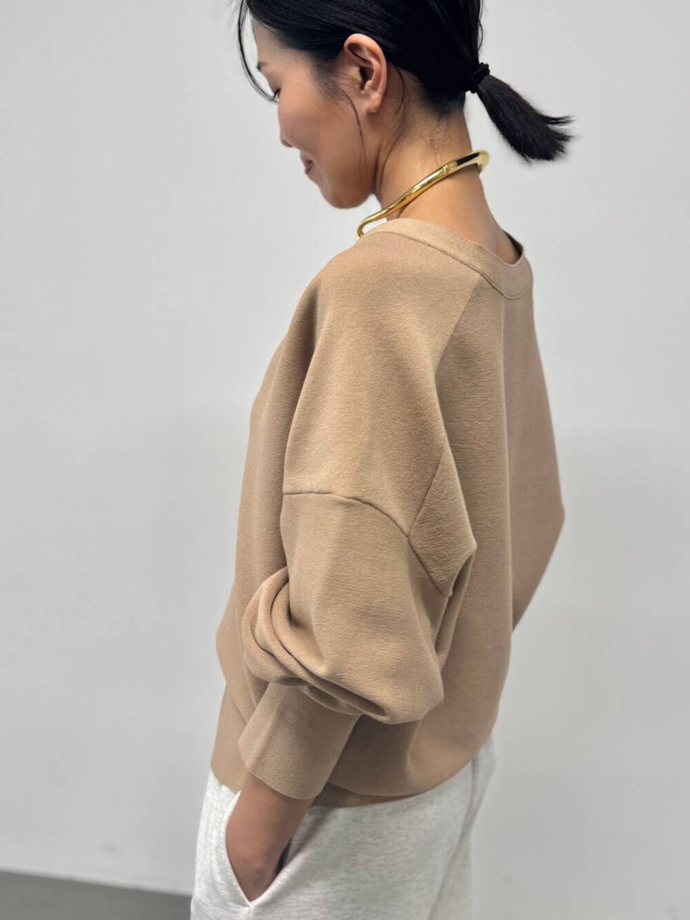 グレー系のスウェットパンツ、ブラウン系のカーディガン/ボレロを着用したレディースの冬コーディネートの3枚目の写真