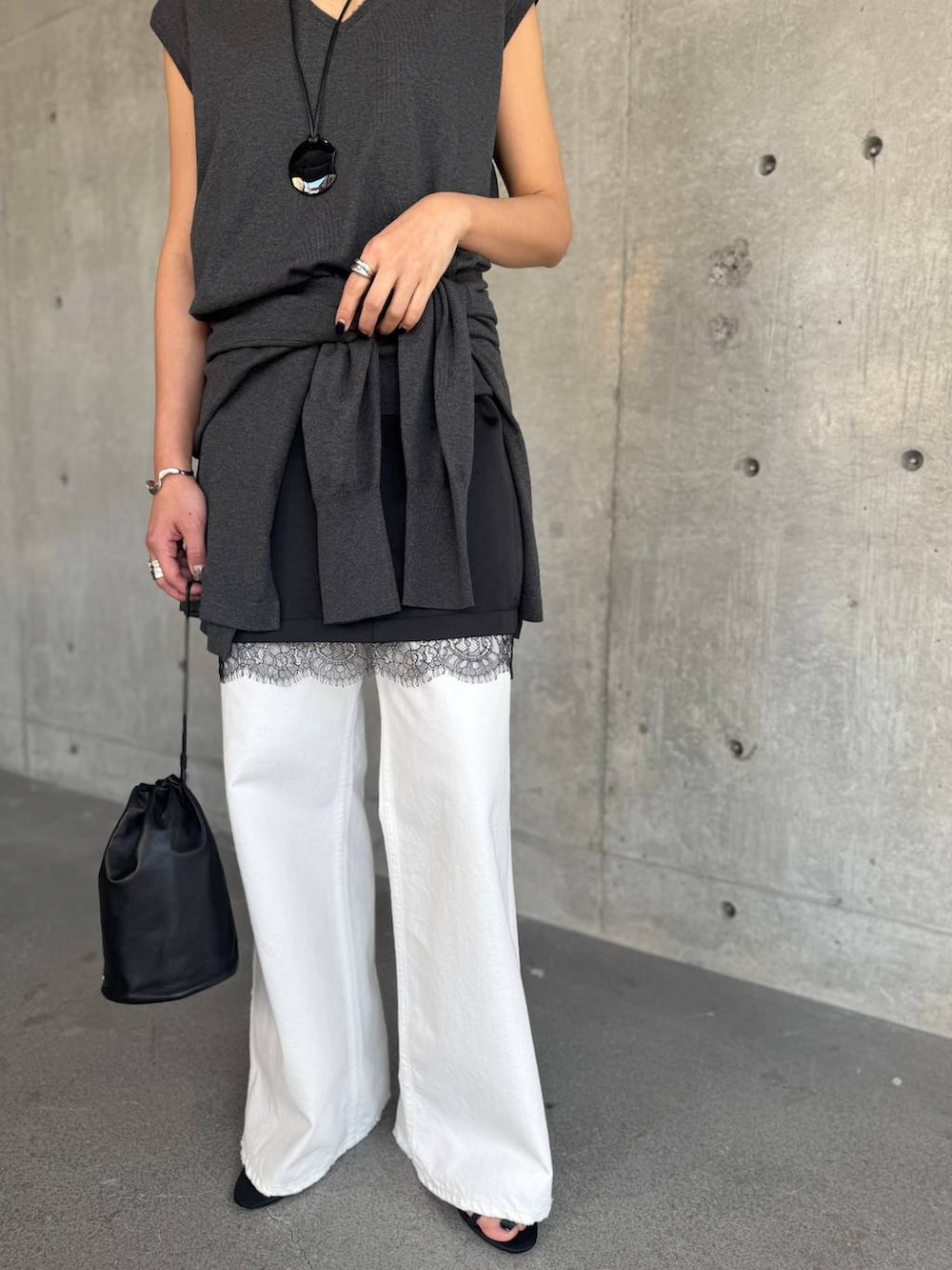 ホワイト系のデニムパンツを着用したレディースの冬コーディネートの7枚目の写真