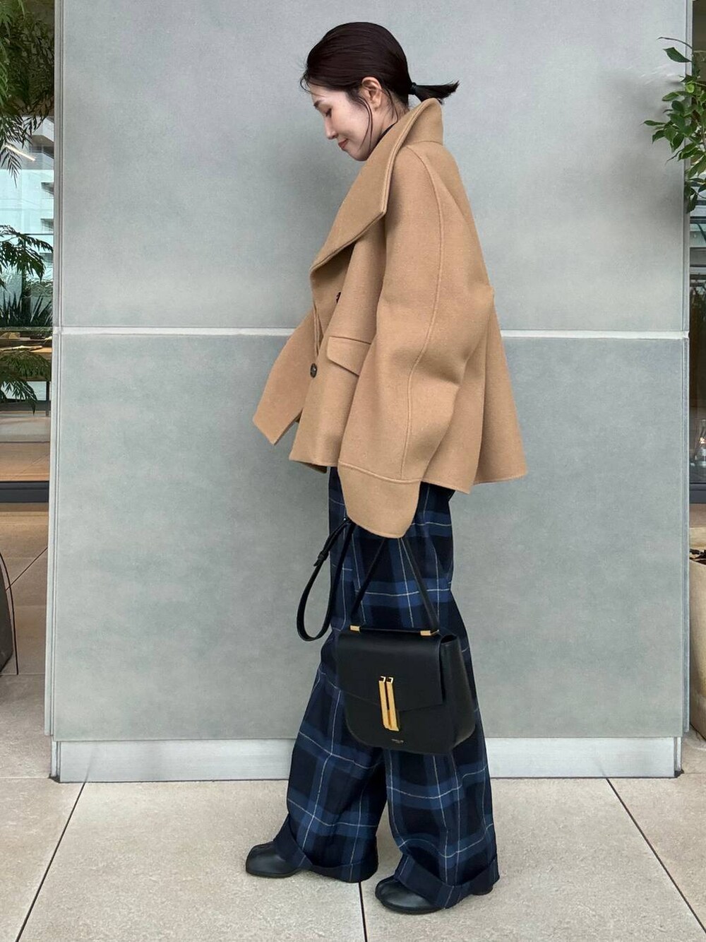 イエロー系のその他アウター、ブルー系のニット/セーター、その他のスラックスを着用したレディースの秋コーディネートの4枚目の写真