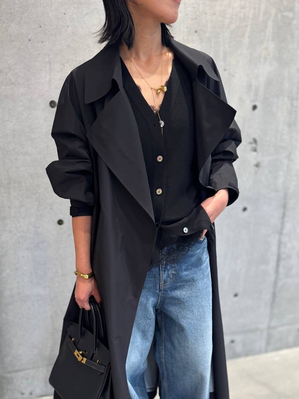 ブルー系のデニムパンツ、ブラック系のカーディガン/ボレロを着用したレディースの冬コーディネートの4枚目の写真