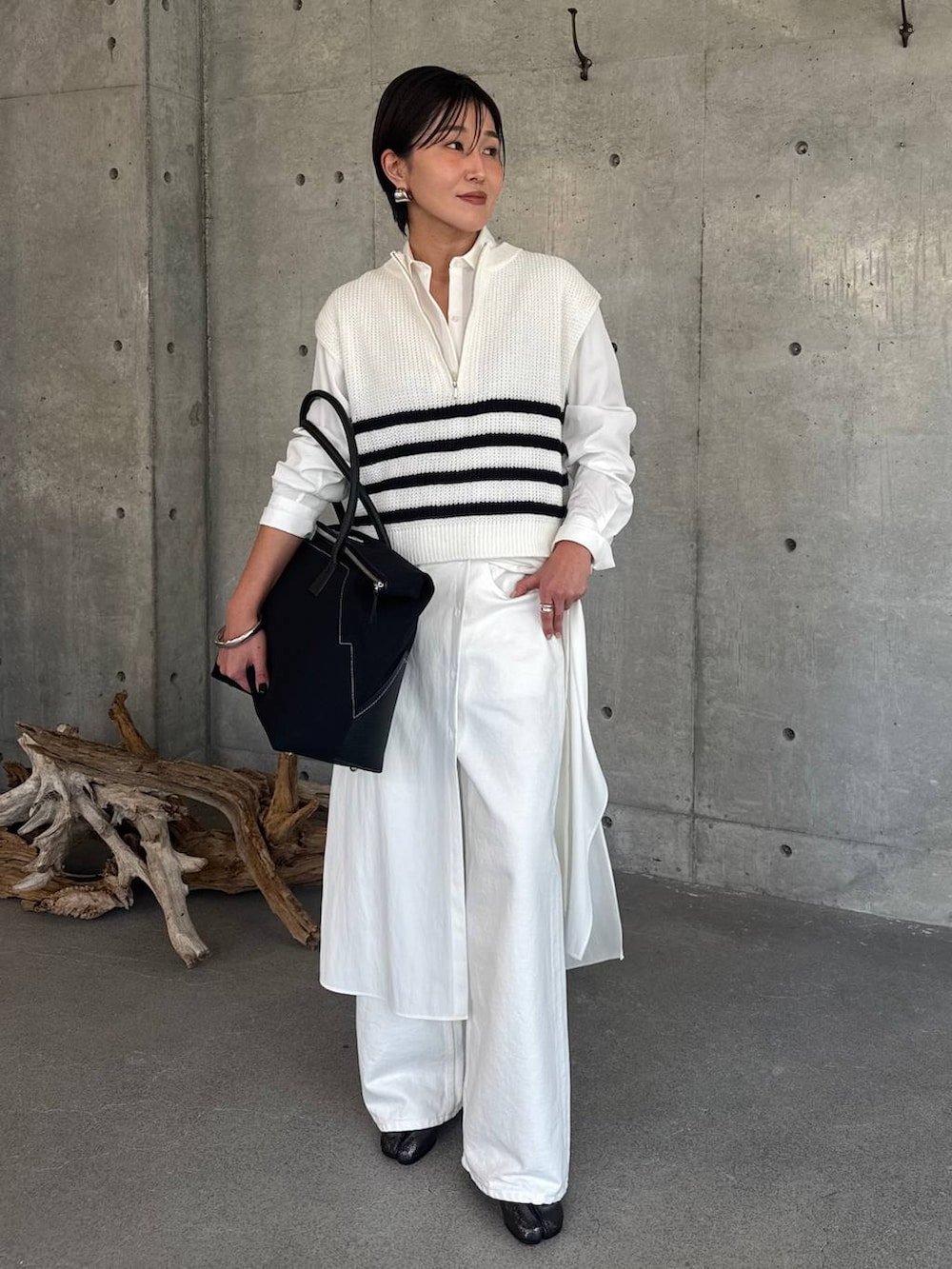 ホワイト系のデニムパンツ、ホワイト系のワンピース、その他のベストを着用したレディースの春コーディネートの2枚目の写真