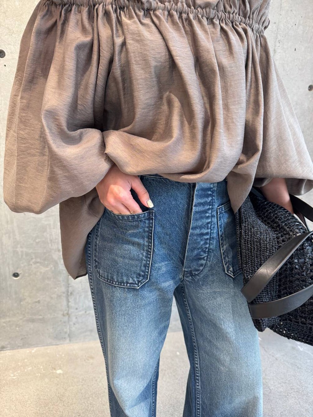 ブラウン系のシャツ/ブラウス、ブルー系のデニムパンツを着用したレディースの春コーディネートの6枚目の写真