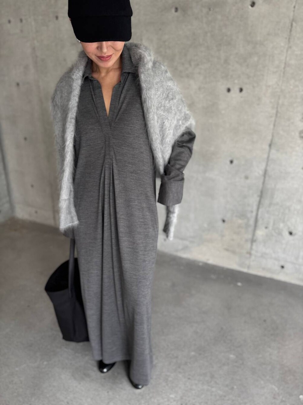 グレー系のワンピース、グレー系のニット/セーターを着用したレディースの秋コーディネートの7枚目の写真