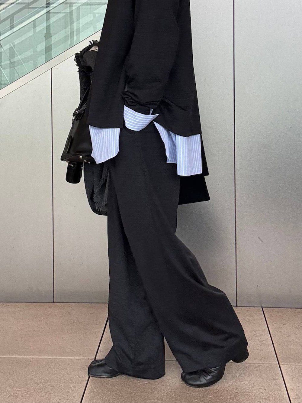 グレー系のその他パンツ、グレー系のTシャツ/カットソー、ブルー系のシャツ/ブラウスを着用したレディースの秋コーディネートの9枚目の写真